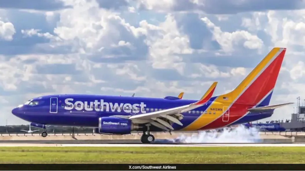 美國女乘客脫光衣服并在座位上排便,導致航空客機停飛