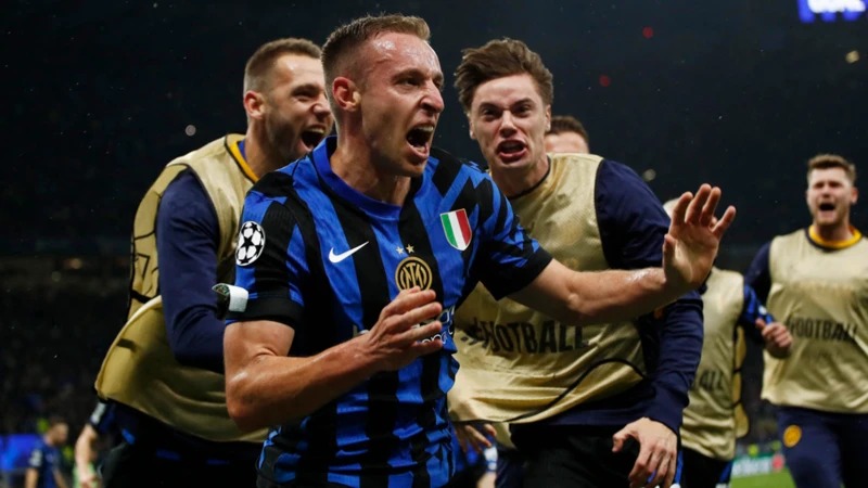 國(guó)際米蘭的達(dá)維德&middot;弗拉特西慶祝球隊(duì)在對(duì)陣巴塞羅那的比賽中攻入第四個(gè)進(jìn)球