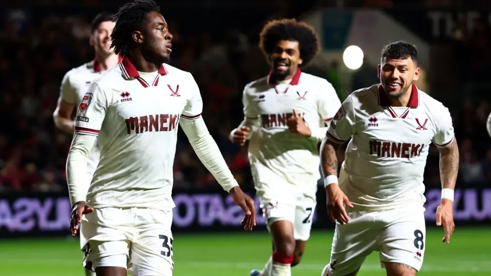 謝菲爾德聯隊的安德烈&middot;布魯克斯（左）慶祝對陣布里斯托爾城的進球