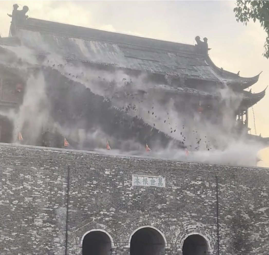 鳳陽(yáng)鼓樓倒塌 部分樓頂坍塌