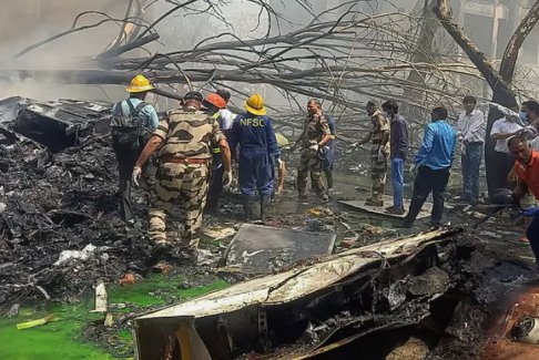 幸存者跳機逃生 自行從殘骸中走出