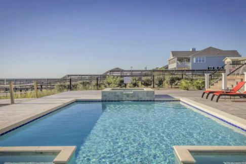 韓國游泳池張貼標(biāo)語 將低收入與不良衛(wèi)生狀況聯(lián)系起