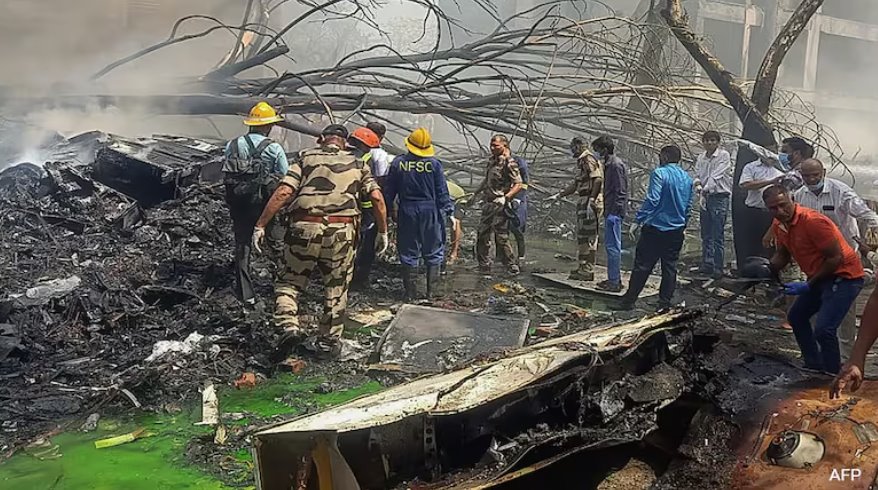 幸存者跳機逃生 自行從殘骸中走出