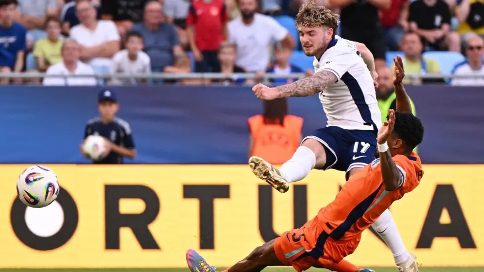 哈維&middot;埃利奧特梅開二度，助英格蘭 U21 隊晉級 2025 年歐洲杯決賽