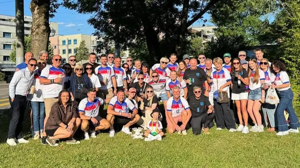 球隊(duì)背后的團(tuán)隊(duì)&mdash;&mdash;英格蘭女足球員的家人和朋友周五聚在一起度過一個(gè)夜晚。