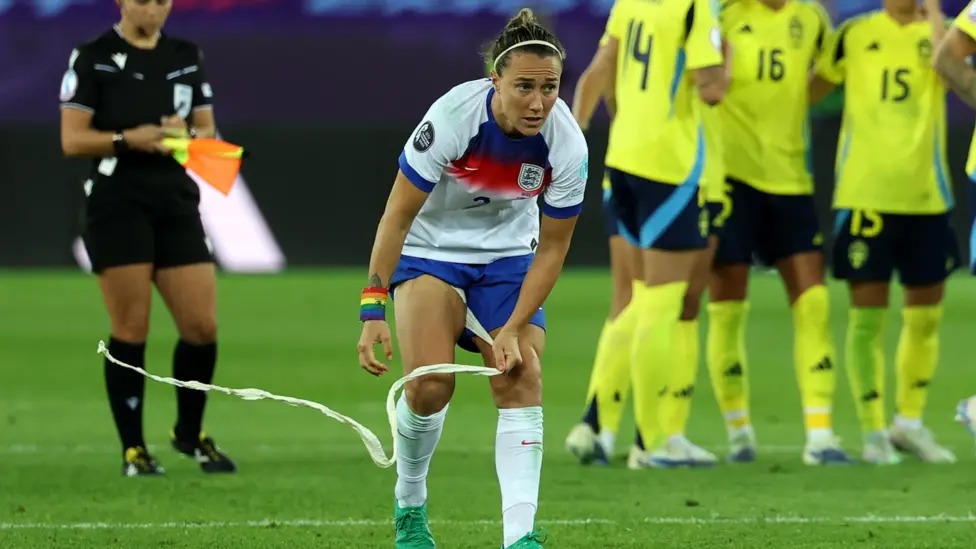 英格蘭對陣瑞典的四分之一決賽中,露西·布朗茲用膠帶纏住她的腿。