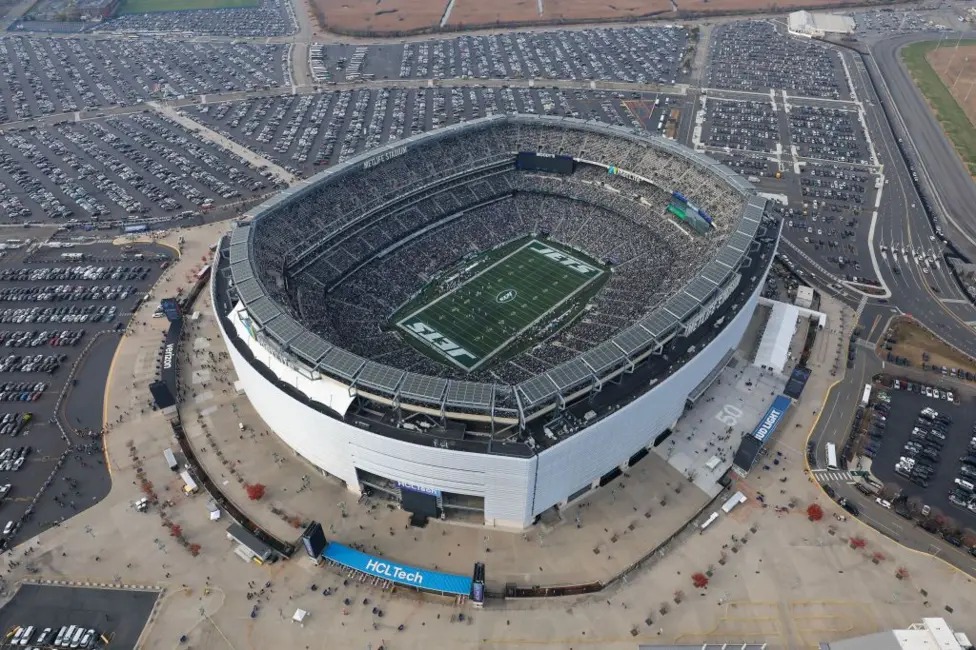 大都會人壽體育場可容納82,500名觀眾，是NFL最大的體育場，并將舉辦2026年世界杯決賽