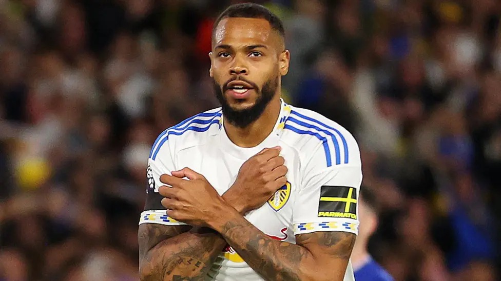 盧卡斯&middot;恩梅查在埃蘭路球場對陣埃弗頓的比賽中為利茲聯(lián)隊主場點球破門，并取得領(lǐng)先后慶祝