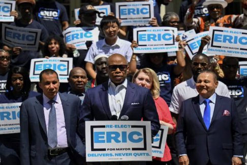 紐約市長埃里克·亞當斯表示不會退出競選