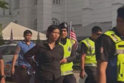 試圖擁抱馬來西亞國王的41歲女子被控襲擊罪