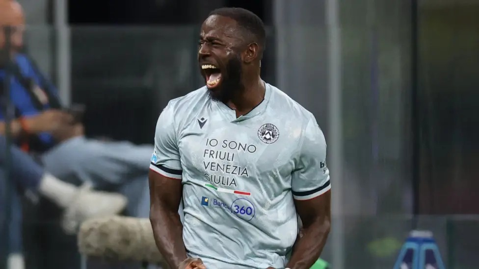 凱南·戴維斯在烏迪內斯對陣國際米蘭的比賽中進球后慶祝