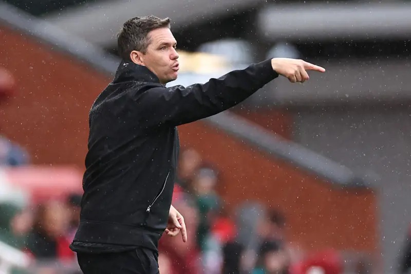 2025年9月7日，曼聯主教練兼經理馬克&middot;斯金納(MarcSkinner)在英格蘭利的利體育村參加曼聯與萊斯特城之間的巴克萊女子超級聯賽比賽。