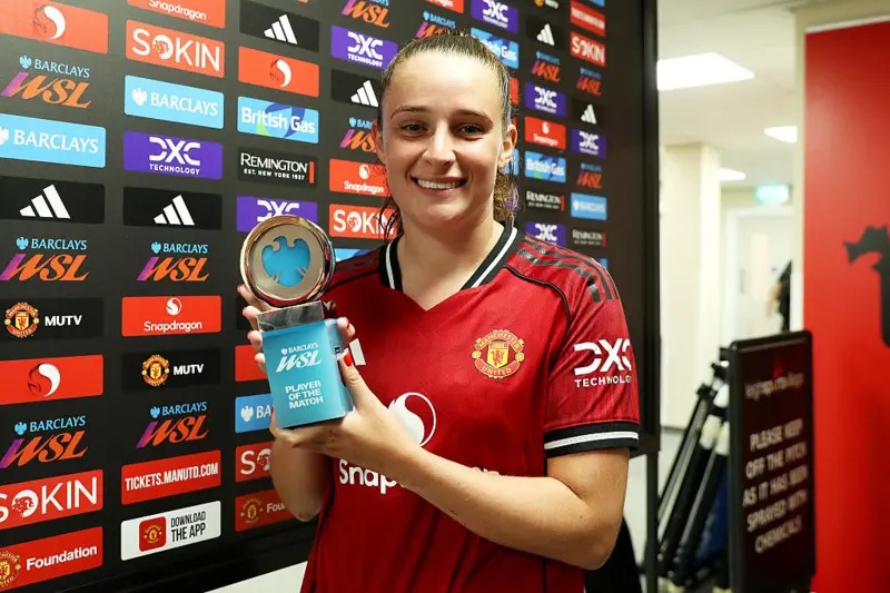 曼聯(lián)球員埃拉·圖恩與巴克萊女子超級聯(lián)賽最佳球員獎杯合影