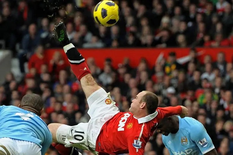 2011年,韋恩·魯尼代表曼聯對陣曼城時打進標志性倒鉤球