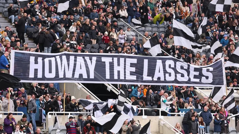 紐卡斯爾球迷在圣詹姆斯公園舉著寫有“Howay the Lasses”的橫幅