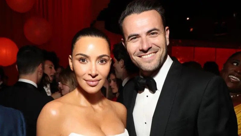 電影制片人本&middot;溫斯頓(BenWinston)與金&middot;卡戴珊(KimKardashian)合影，他已持有阿森納隊季票30多年