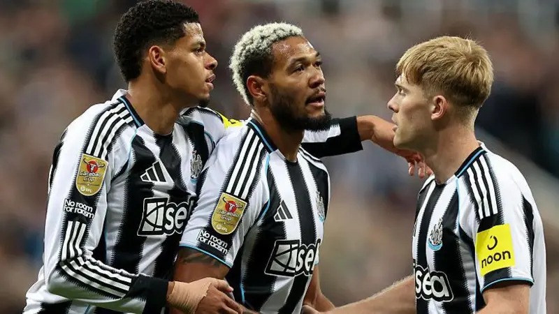 喬林頓在紐卡斯爾聯隊首開紀錄后與隊友威廉·奧蘇拉和劉易斯·霍爾一起慶祝