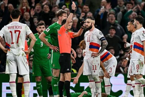 世界杯預選賽亞美尼亞隊長阿扎茲被紅牌罰下