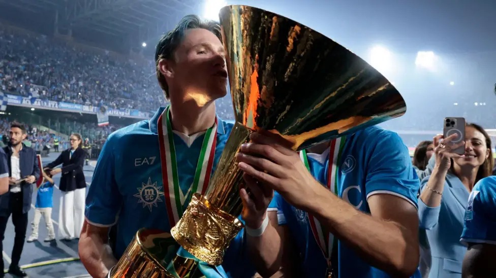 斯科特·麥克托米奈捧起意甲冠軍獎(jiǎng)杯,意甲冠軍是麥克托米奈職業(yè)生涯中第三項(xiàng)重要榮譽(yù),此前他曾隨曼聯(lián)贏得足總杯和聯(lián)賽杯。