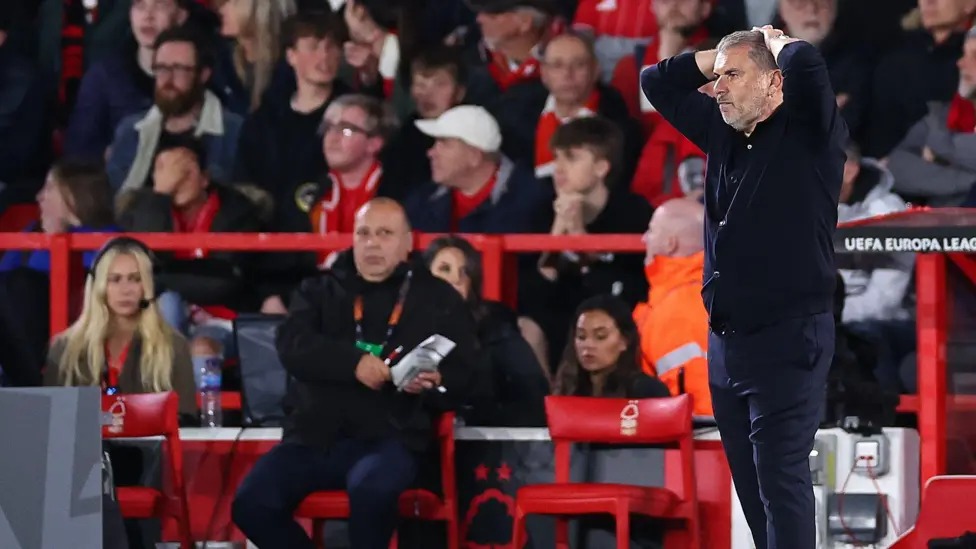 安格&middot;波斯特科格魯雙手抱頭，看著諾丁漢森林隊慘敗