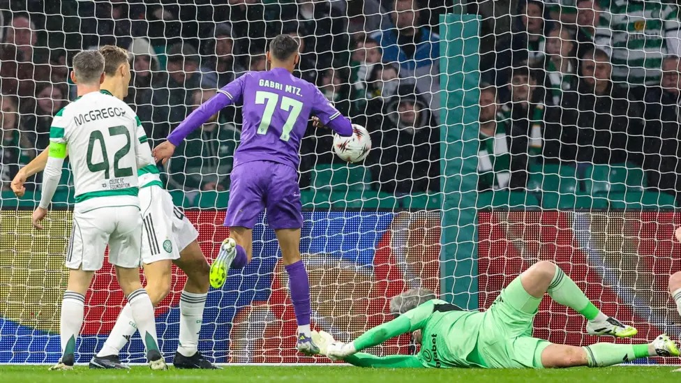 加布里&middot;馬丁內斯看著球從他身上反彈回凱爾特人球門，這是布拉加的第二個進球