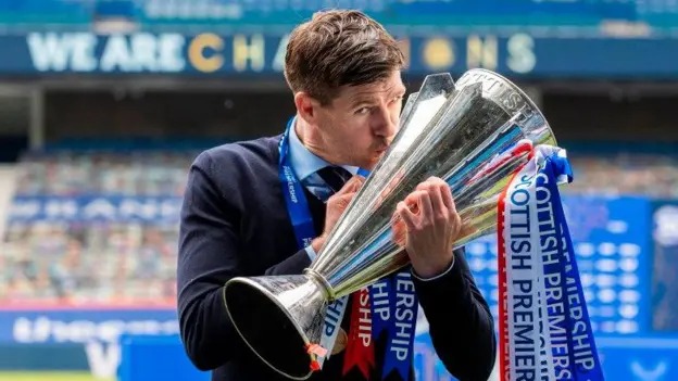 史蒂文&middot;杰拉德于2021年5月捧起蘇格蘭超級聯賽冠軍獎杯