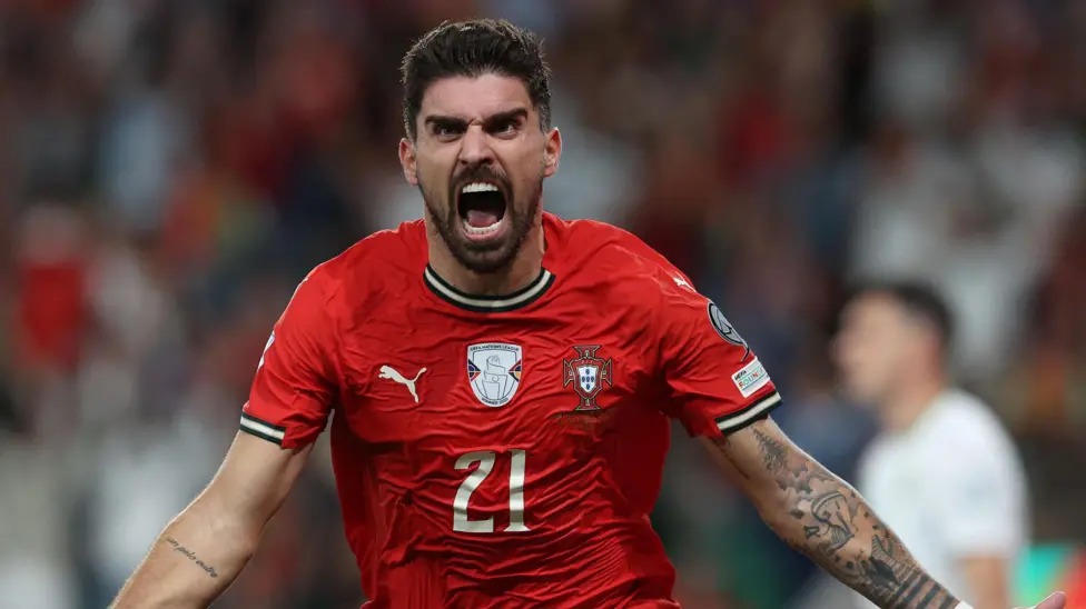 內(nèi)維斯高高躍起,頭球破門,幫助葡萄牙隊最后補時階段1-0絕殺愛爾蘭