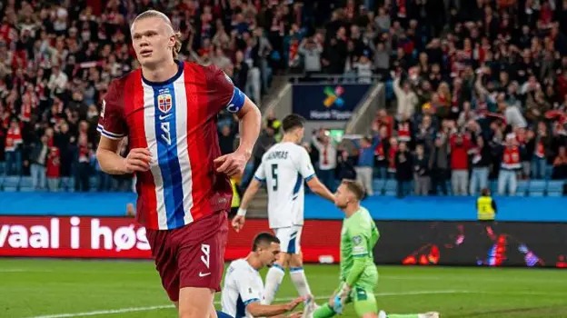 埃爾林·哈蘭德慶祝挪威隊(duì)再次進(jìn)球