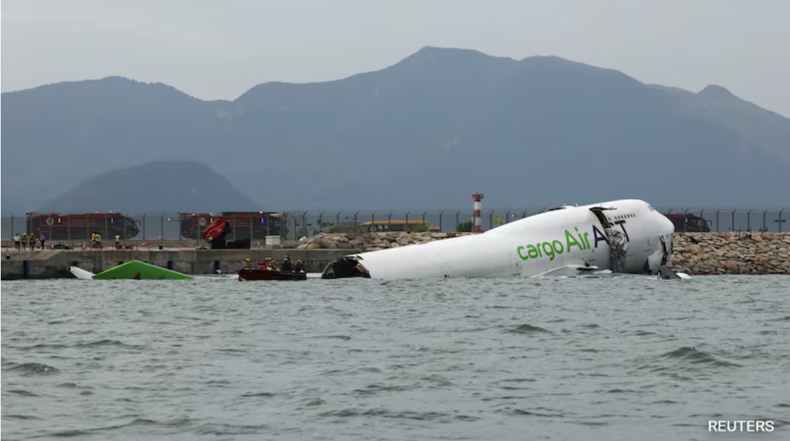 香港發(fā)生貨機(jī)降落時(shí)沖出機(jī)場(chǎng)跑道墜海2人死亡