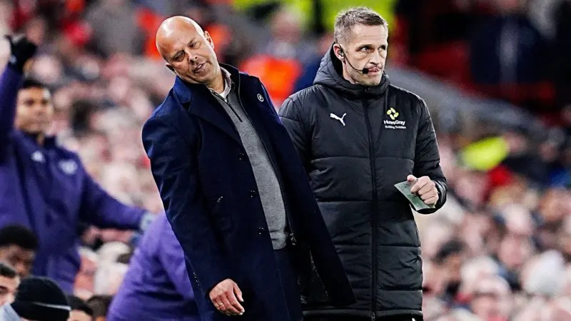 利物浦主教練阿恩·斯洛特在邊線上做出反應