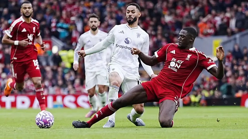 伊布拉希馬·科納特在對陣曼聯的比賽中鏟球