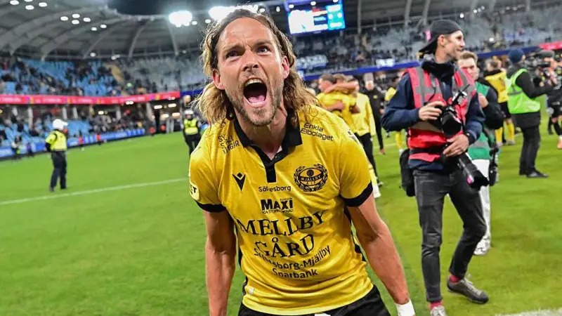 米亞爾比隊(duì)球員在以2-0戰(zhàn)勝IFK哥德堡隊(duì)后慶祝，并奪得瑞典超級(jí)聯(lián)賽冠軍