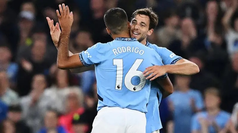 曼城球員尼科·岡薩雷斯和羅德里擁抱