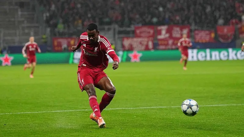 亞歷山大·伊薩克射門