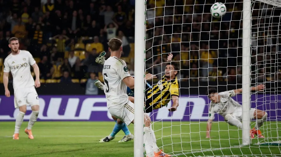 拉茲萬·馬林(RazvanMarin)打入倒鉤球,為雅典AEK隊取得第四個