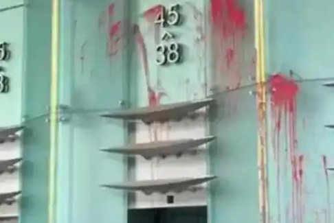 男子求見李嘉誠被拒 在大堂潑紅漆