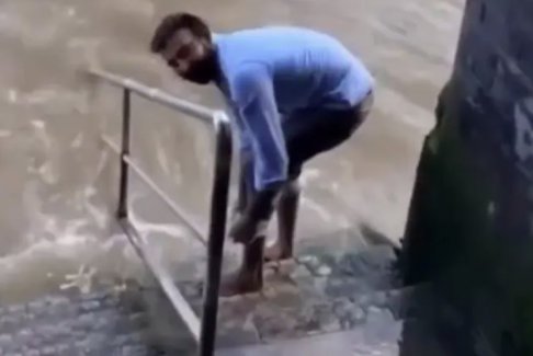 印度男子在倫敦泰晤士河洗腳引發爭議