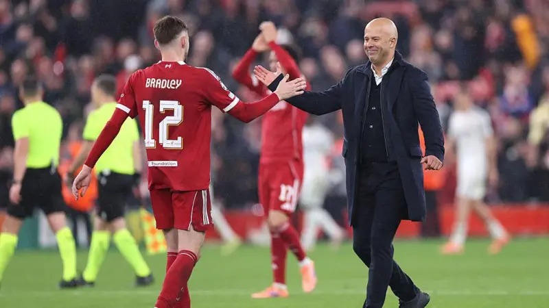 利物浦主教練阿恩·斯洛特和康納·布拉德利握手