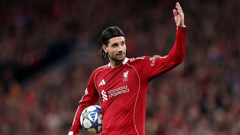 利物浦隊的多米尼克·索博斯萊向隊友們示意