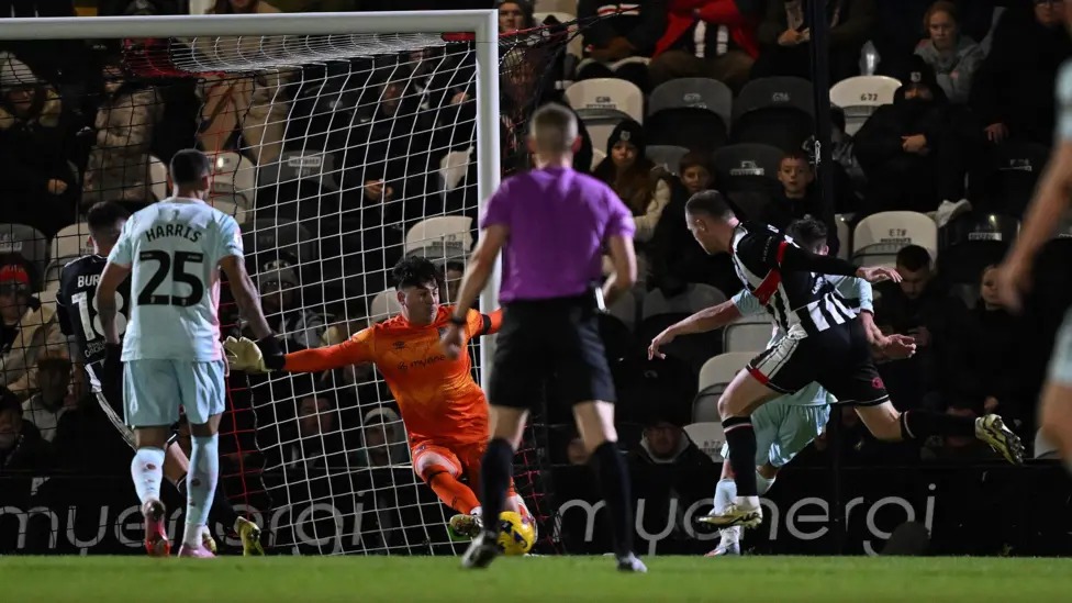 克里斯蒂安·丹尼斯替補登場后,僅觸球三次就打入了制勝球。