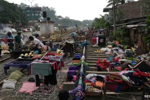 斯里蘭卡人在致命颶風4天后尋找遇難者