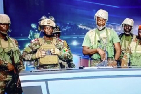 貝寧政變 士兵出現(xiàn)在國(guó)家電視臺(tái)宣布接管政權(quán)