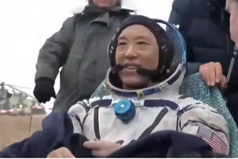 美國宇航員和俄羅斯宇航員從空間站返回地球