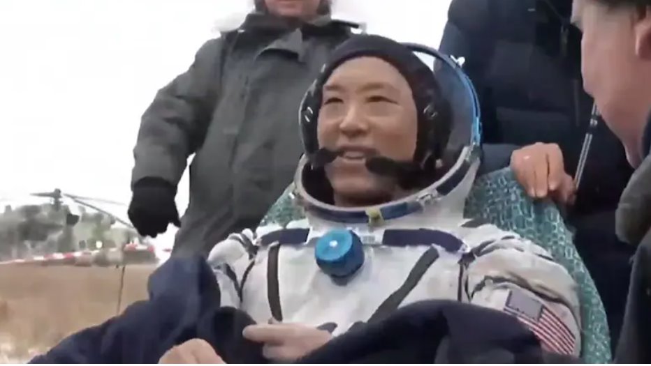 美國宇航局宇航員喬尼·金和俄羅斯航天局宇航員從空間站返回地球