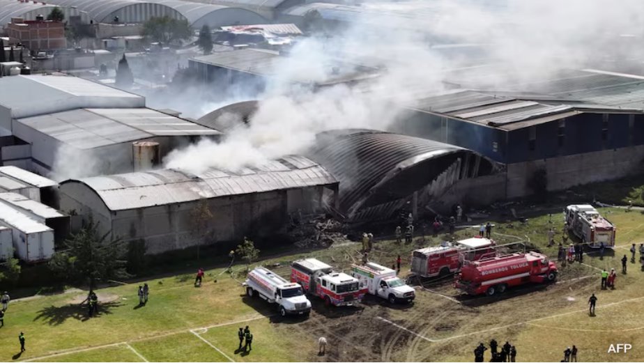 墨西哥小型飛機墜毀事故發生在距離托盧卡機場5公里的圣馬特奧阿滕科工業區