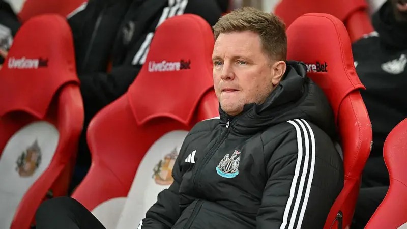 紐卡斯爾聯隊主教練埃迪·豪坐在光明球場的球員休息區里