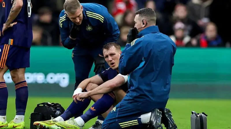 丹·伯恩接受醫(yī)療團隊的治療