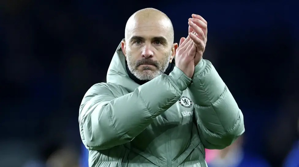 在卡拉寶杯戰勝卡迪夫城后,恩佐·馬雷斯卡向球迷們致意,恩佐·馬雷斯卡于2024年6月被任命為切爾西主教練。